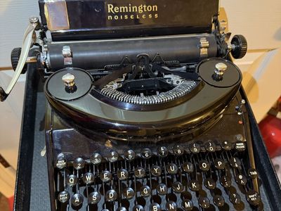 Vintage Remington Noiseless Model Seven Typewriter