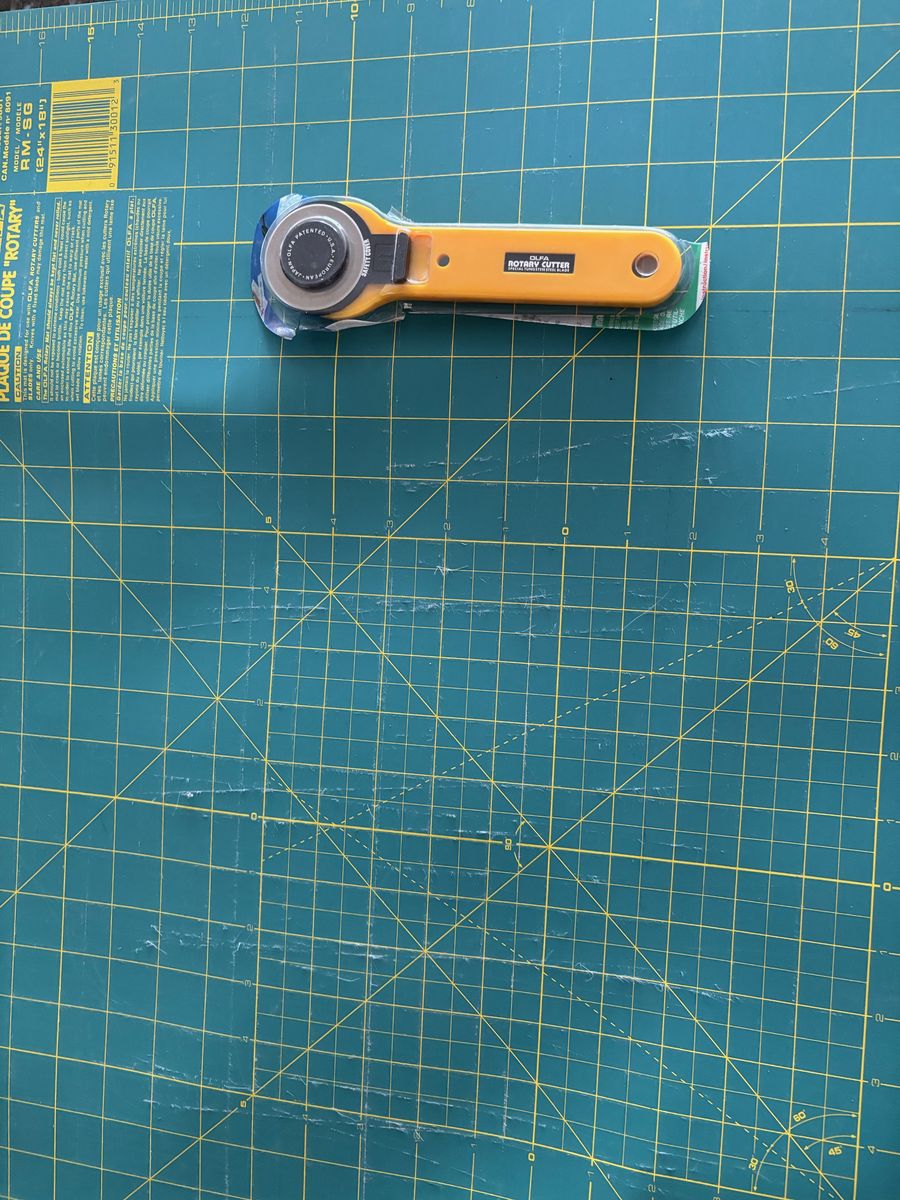OLFA CUTTING MAT AND ROTARY CUTTER