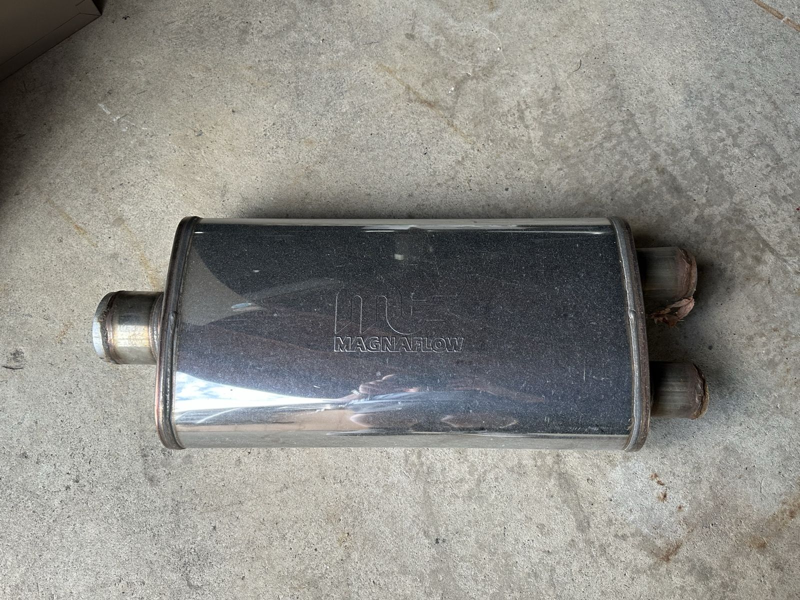 Magna Flow Muffler 3.5 Inlet Dual 2.5 Outlet