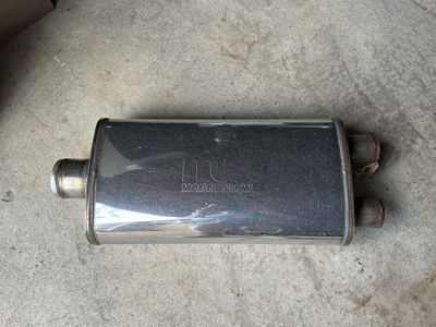 Magna Flow Muffler 3.5 Inlet Dual 2.5 Outlet