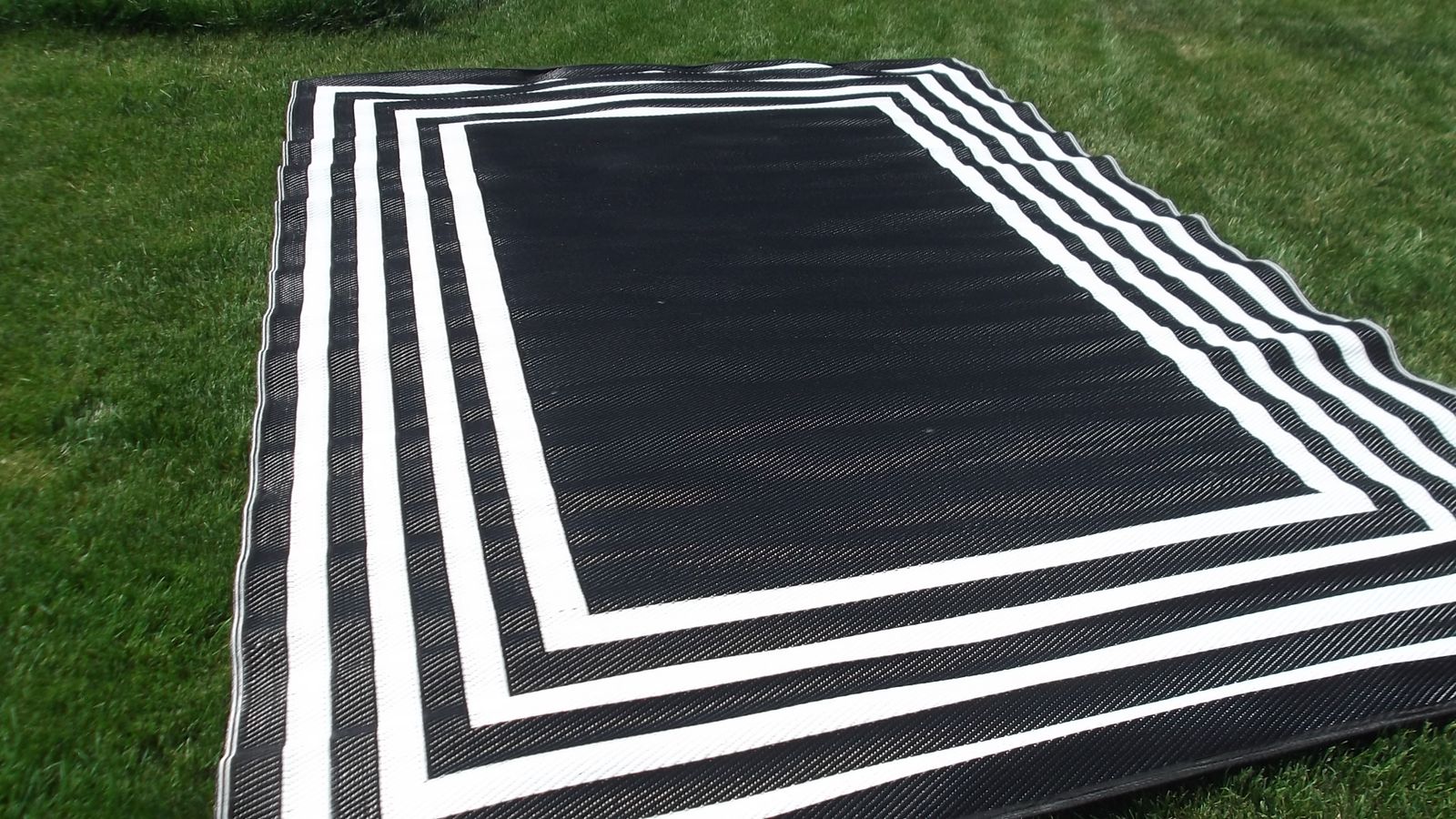 PATIO RUG  9 by 7
