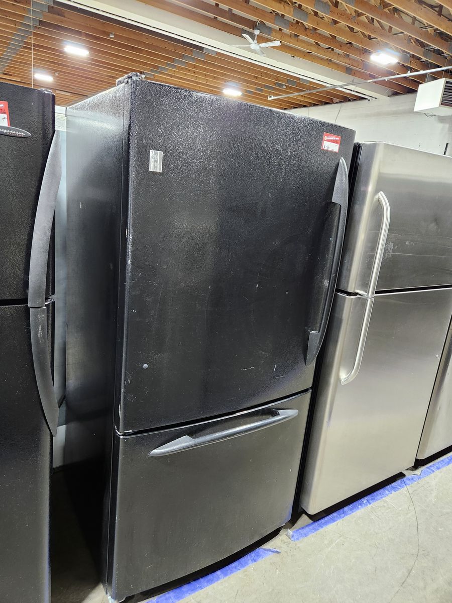 NICE GE TOP FRIDGE BOTTOM FREEZER! W-WARRANTY