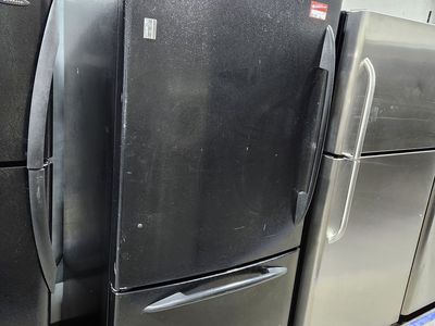 NICE GE TOP FRIDGE BOTTOM FREEZER! W-WARRANTY