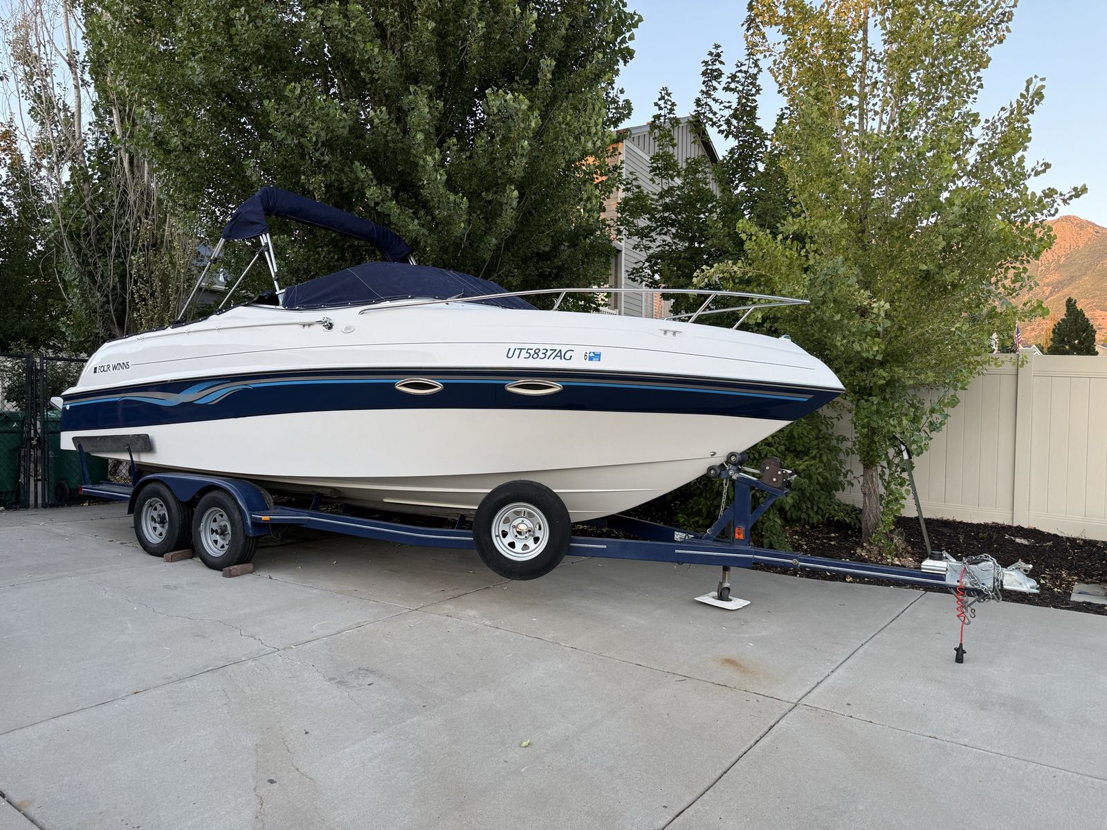 1998 Four Winns 245 sundowner cuddy with open seating