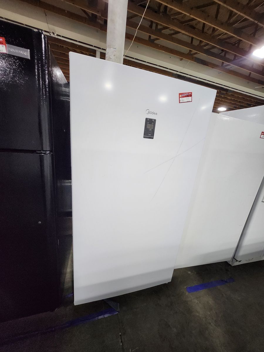 BEAUTIFUL MIDEA UPRIGHT 17 CF FREEZER! W-WARRANTY