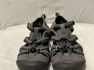 Keen youth size 6 gray stripe slim style, hiking sandals