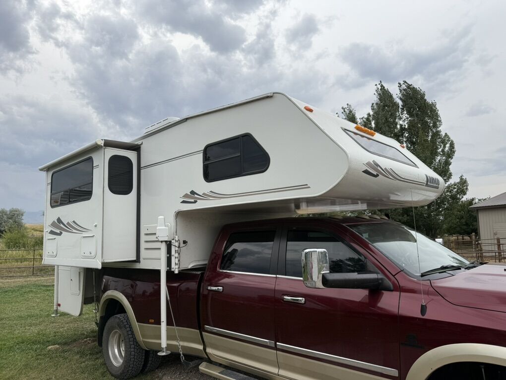 2004 Lance 1121-11'6 Truck Bed Camper