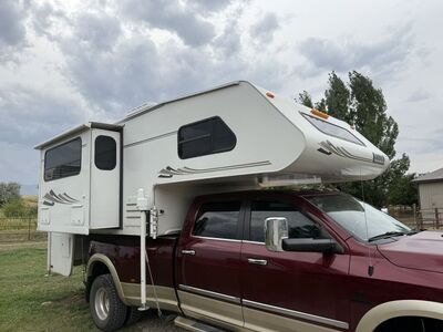 2004 Lance 1121-11'6 Truck Bed Camper