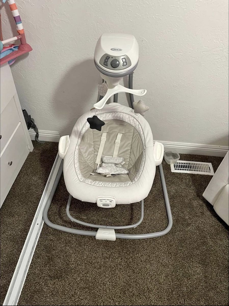 Graco Baby Swing - Gently Used, Soothing Vibration, Excellent Condition