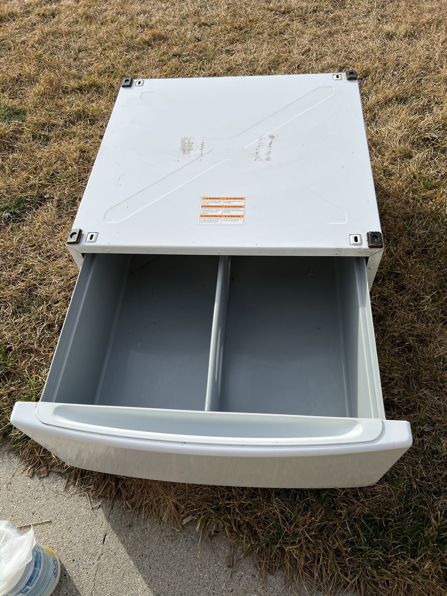 GE washer/dryer White Pedestal