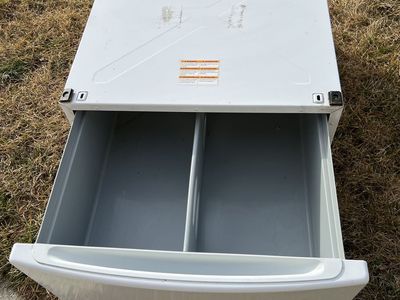 GE washer/dryer White Pedestal