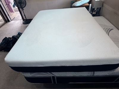 Queen mattress & headboard/footboard