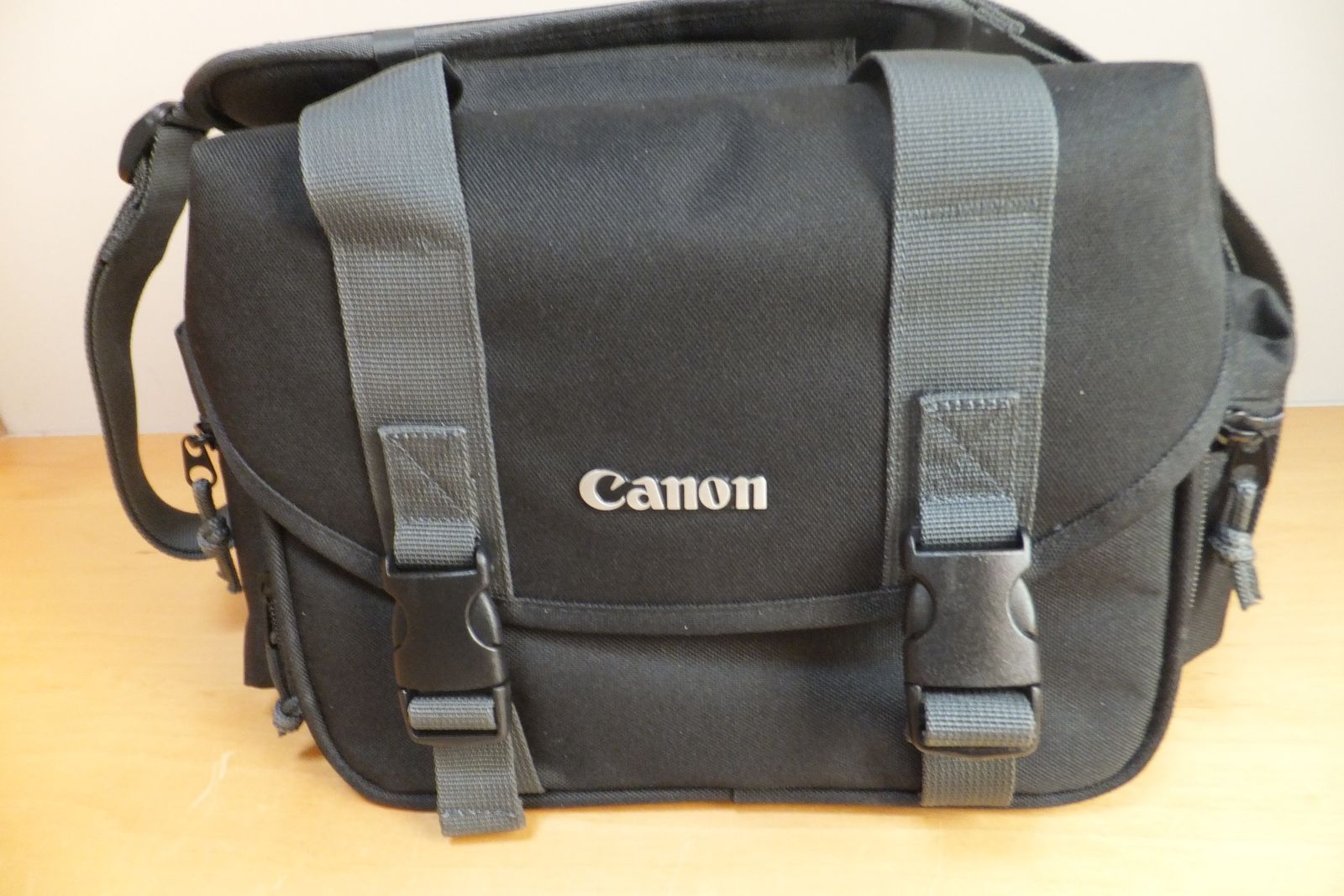 Canon Deluxe Gadget Bag 100EG Black Padded Shoulder Camera Bag with Adjustable Dividers