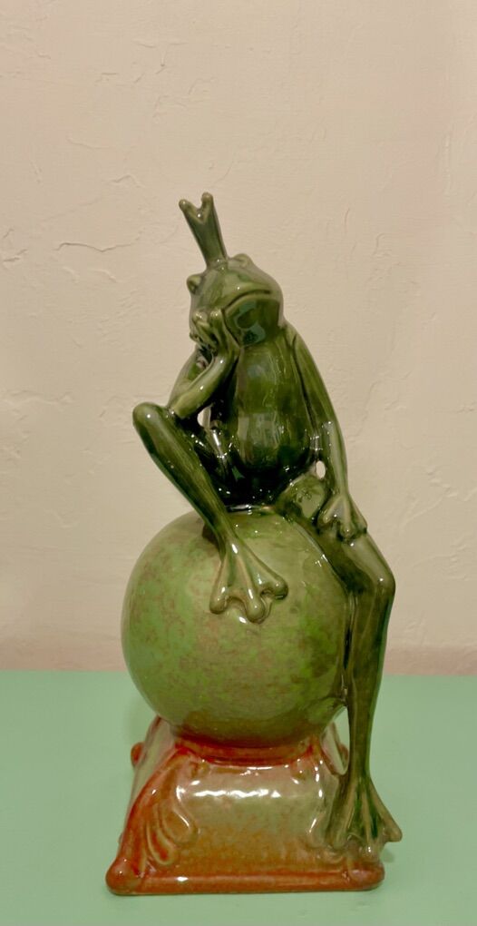 VINTAGE FROG FIGURINE THE THINKER