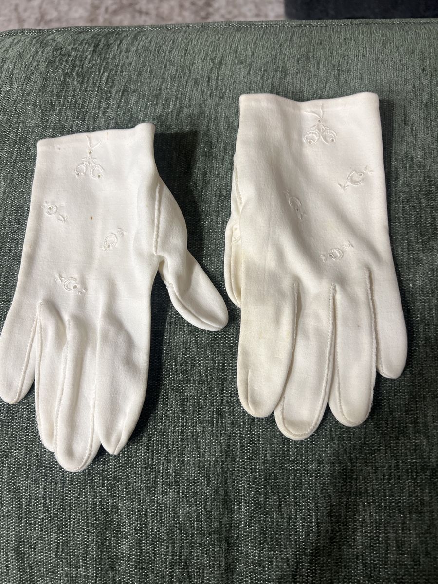 Vintage White Embroidered Dress Gloves, Women's Small/Medium, Classic Bridal/Formal Accessory