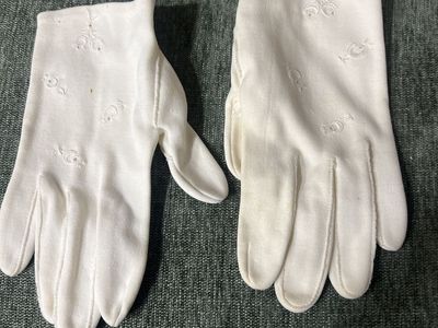 Vintage White Embroidered Dress Gloves, Women's Small/Medium, Classic Bridal/Formal Accessory