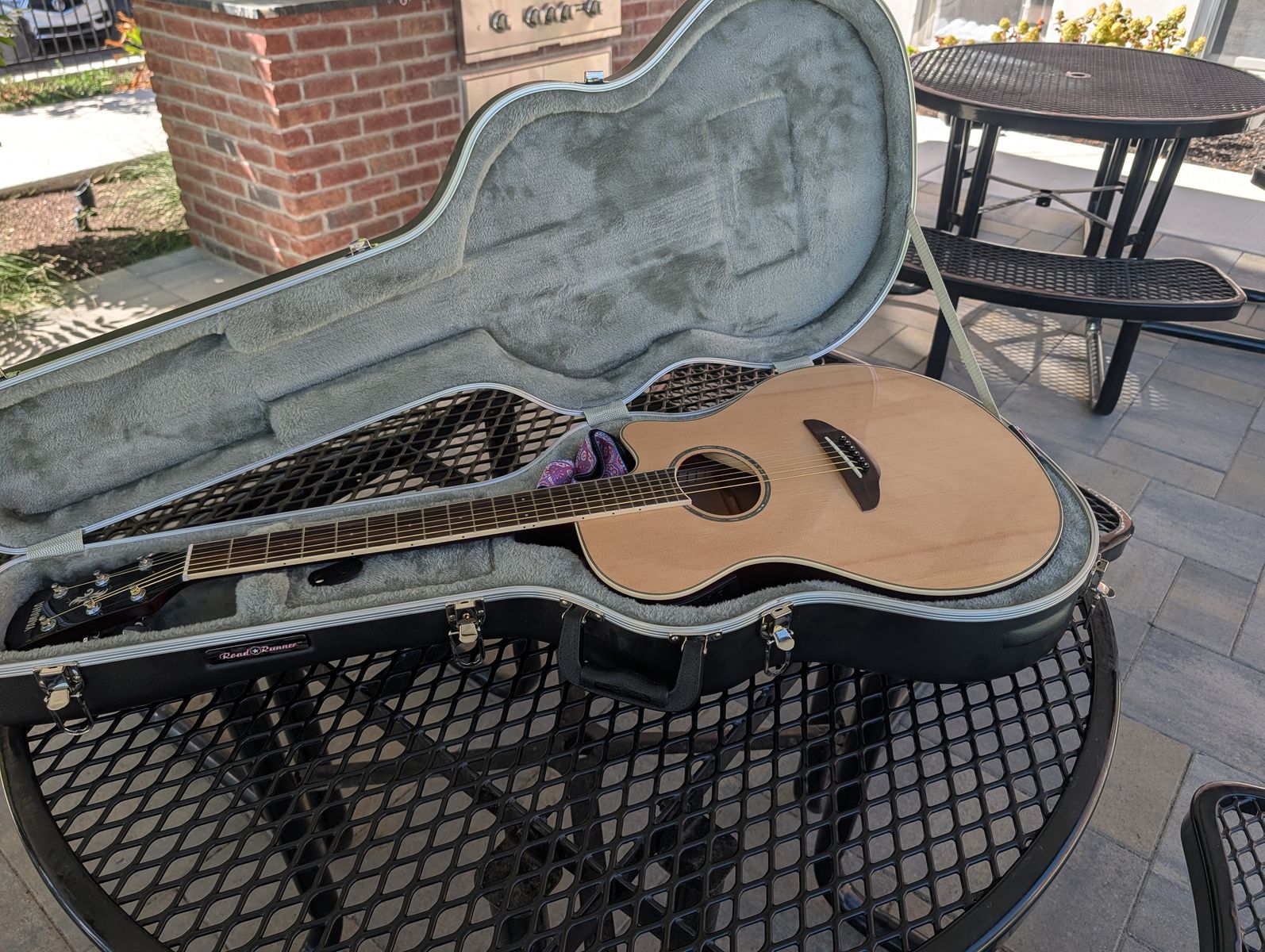 Yamaha APX600 Acoustic-Electric Guitar with Roadrunner Hard Case and Ernie Ball Strap