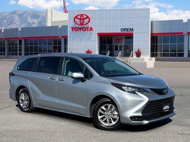 2022 Toyota Sienna LE 8-Passenger
