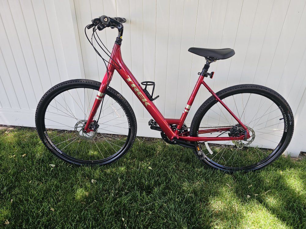 Trek Verve 2 Lowstep Hybrid Bike (2021) – Like New / Lightly Used