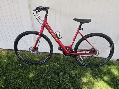 Trek Verve 2 Lowstep Hybrid Bike (2021) – Like New / Lightly Used
