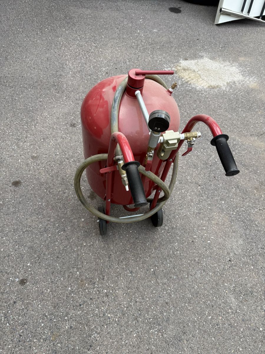 Central Pneumatic 40lb Portable Abrasive Blaster Pressure Sand Blaster with Wheels