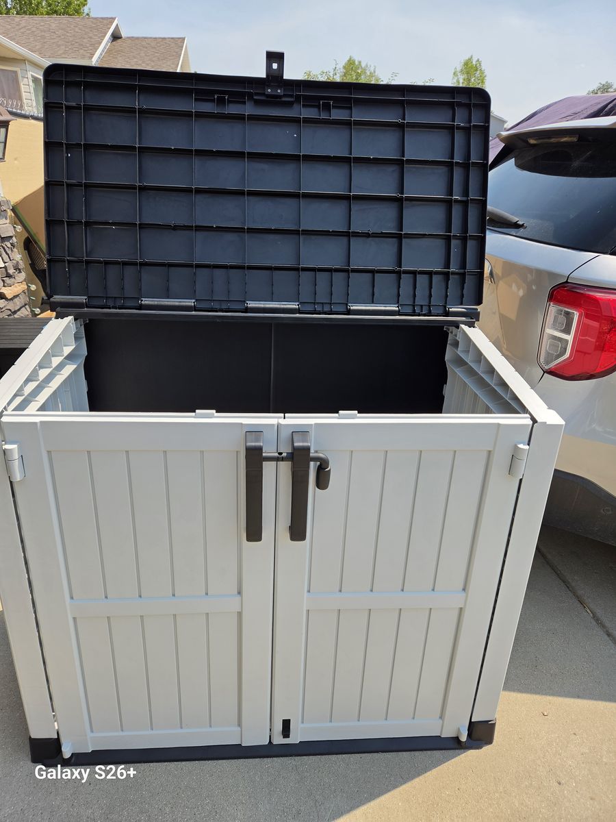 Deck box
