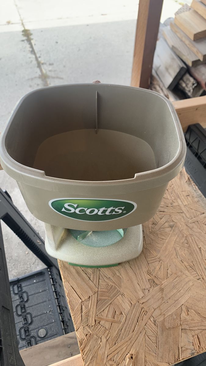 Scotts handheld spreader