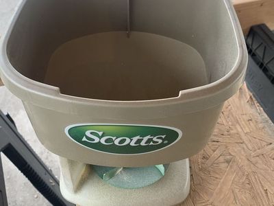 Scotts handheld spreader
