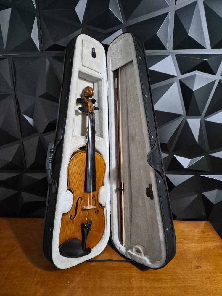 4/4 Full Size Violin with Bow & Carrying Case. Good Condition!