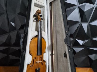 4/4 Full Size Violin with Bow & Carrying Case. Good Condition!