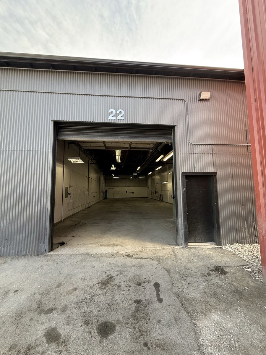 LARGE AUTOMOTIVE / CONTRACTOR WAREHOUSE - 2,748 SF
