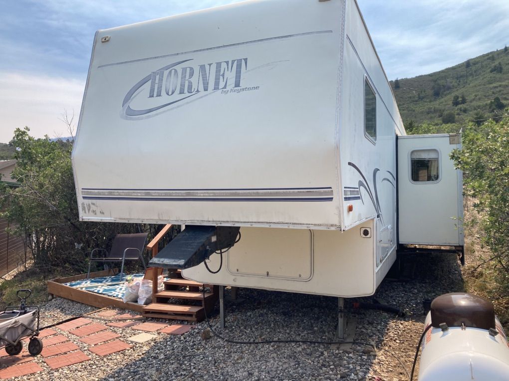2001 KEYSTONE HORNET 31 Ft