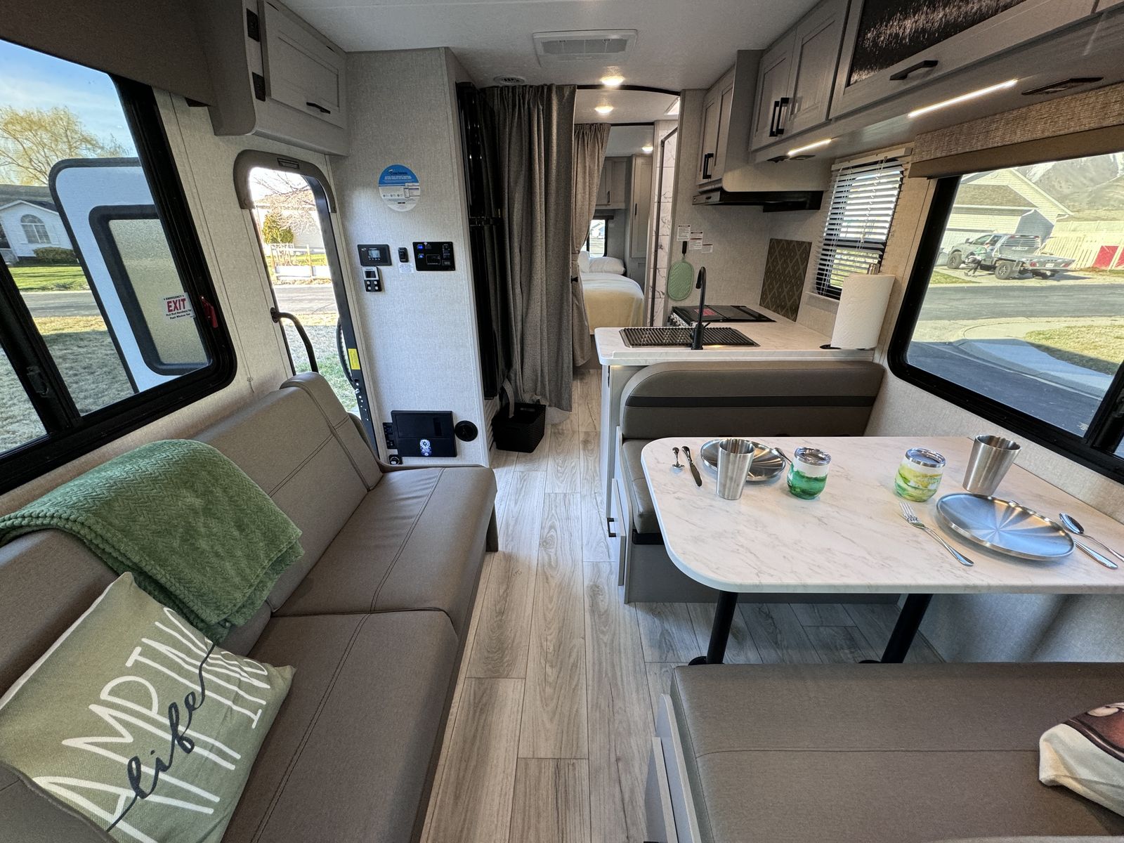  Easy-to-Drive 27QB Motorhome • Unlimited Free Miles Included • No Slides • For Rent