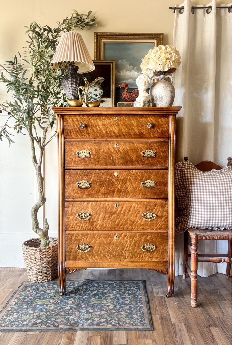 *FREE DELIVERY* Antique Birdseye Maple Chest of Drawers/Dresser