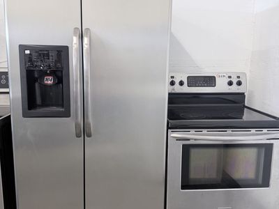 Refrigerador GE Side-by-Side + Estufa Eléctrica Frigidaire Gallery