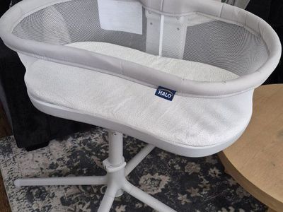 Halo Bassinest swivel sleeper