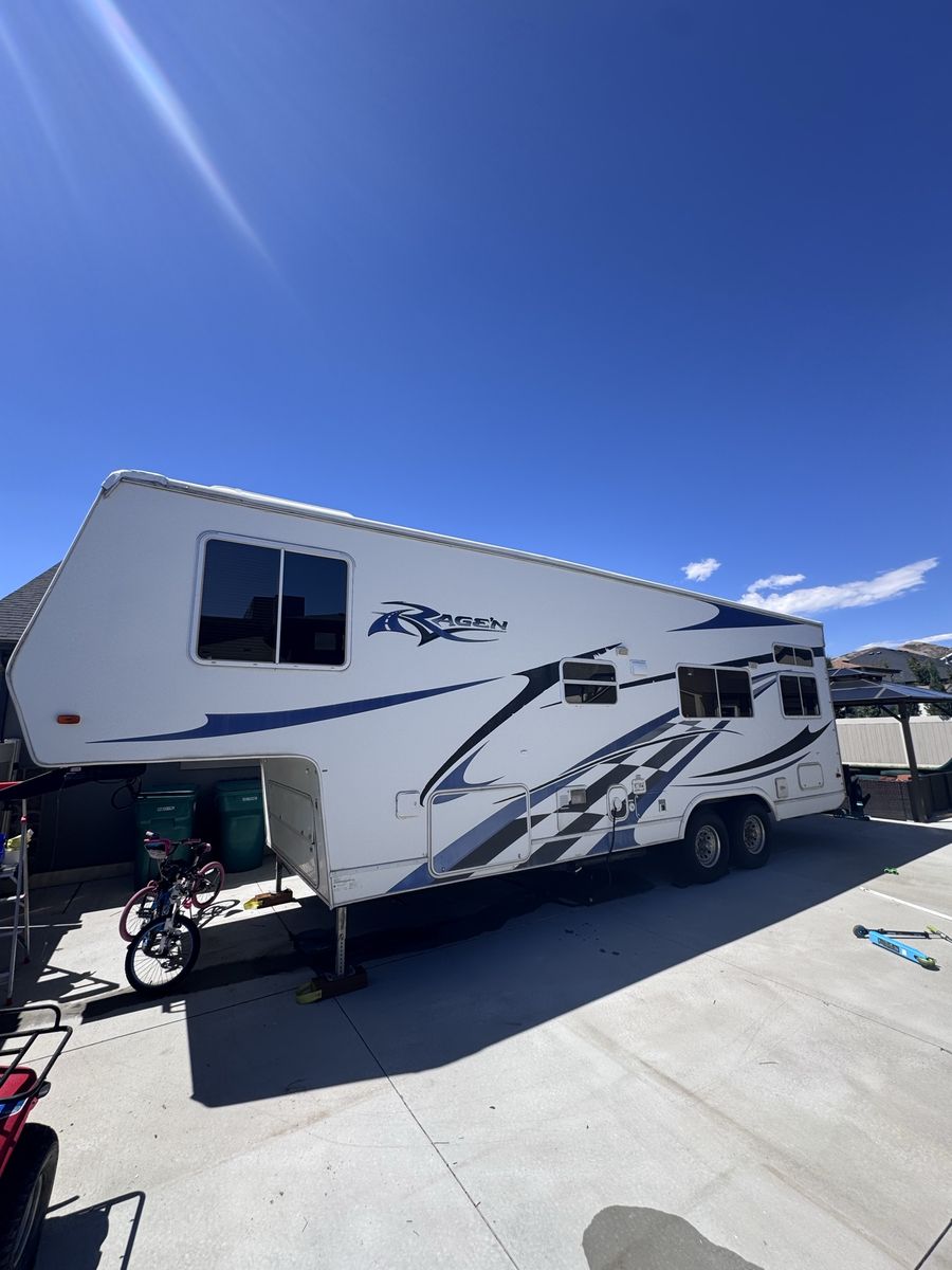2006 Ragen 5th Wheel RV Toy Hauler