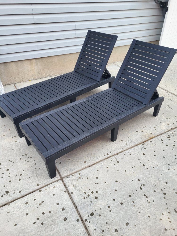 Set of 2* Outdoor Chaise Lounges 
Black*