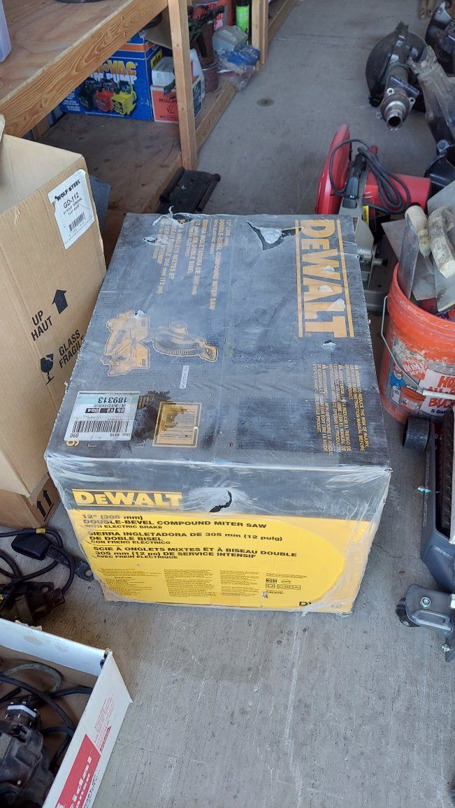 BRAND NEW DEWALT 12 Inch Double-Bevel Compound Miter Saw Never Used