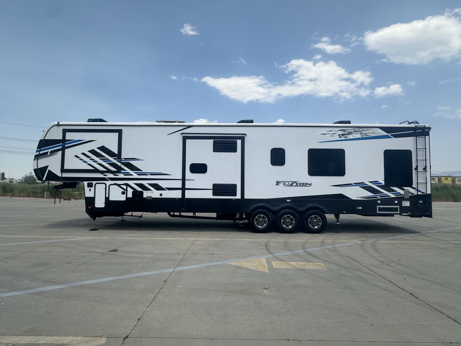 "LIKE NEW" 2023 Keystone RV Fuzion Toy Hauler Series M-419