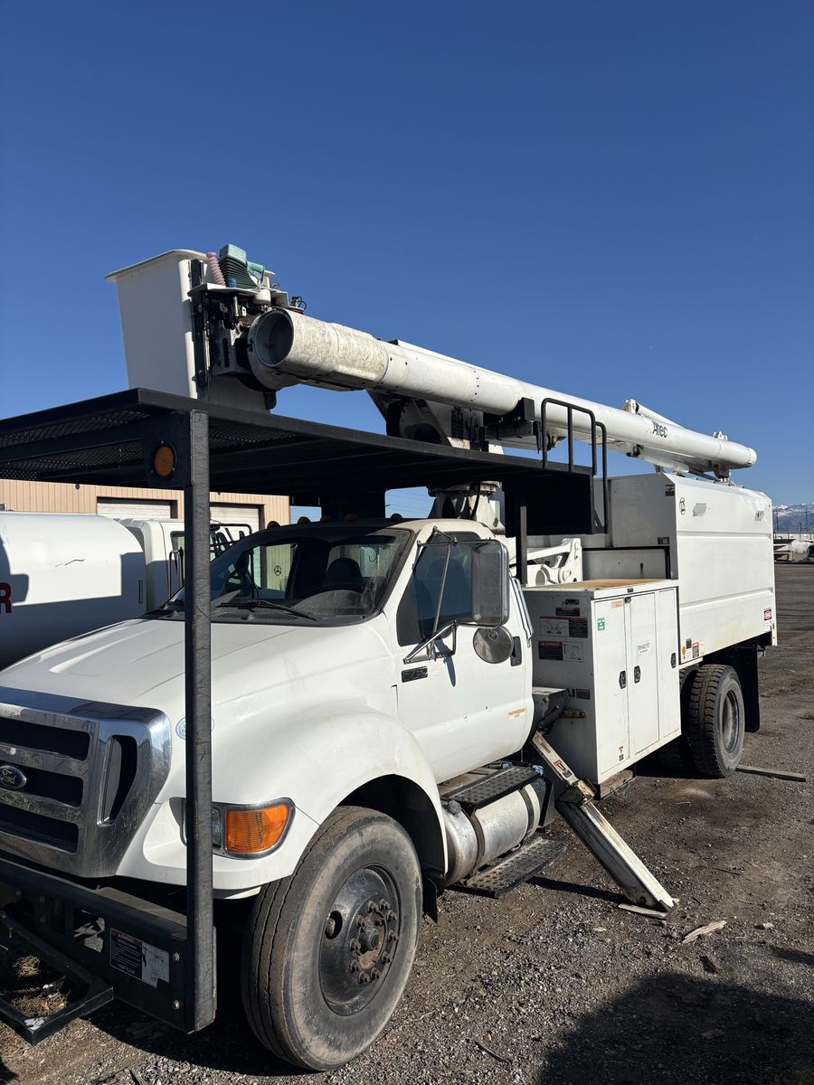 2013 Ford F750 75’ Reach