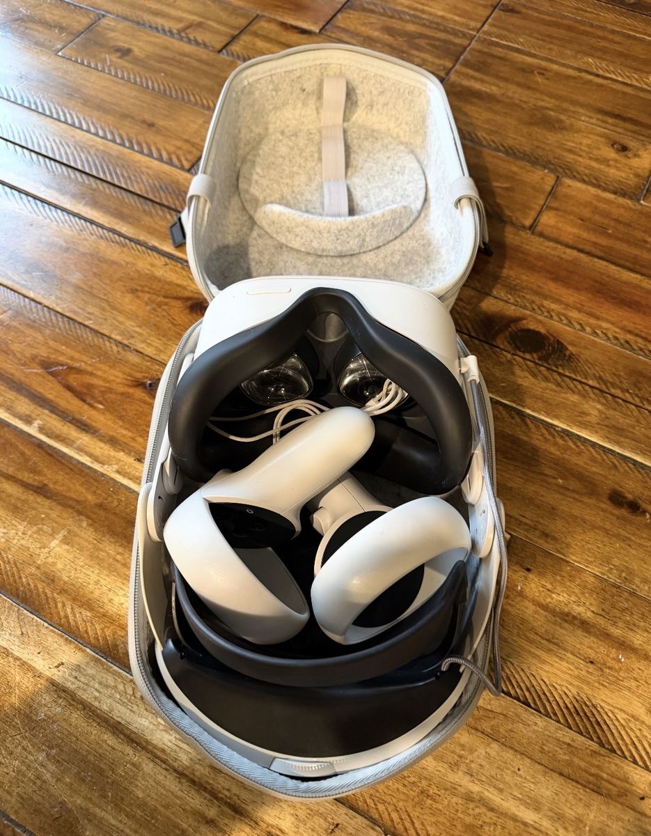 Meta Quest 2 VR Headset Bundle – Great Condition