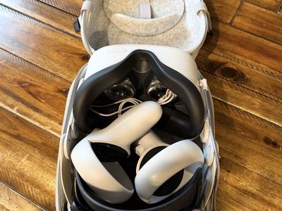 Meta Quest 2 VR Headset Bundle – Great Condition