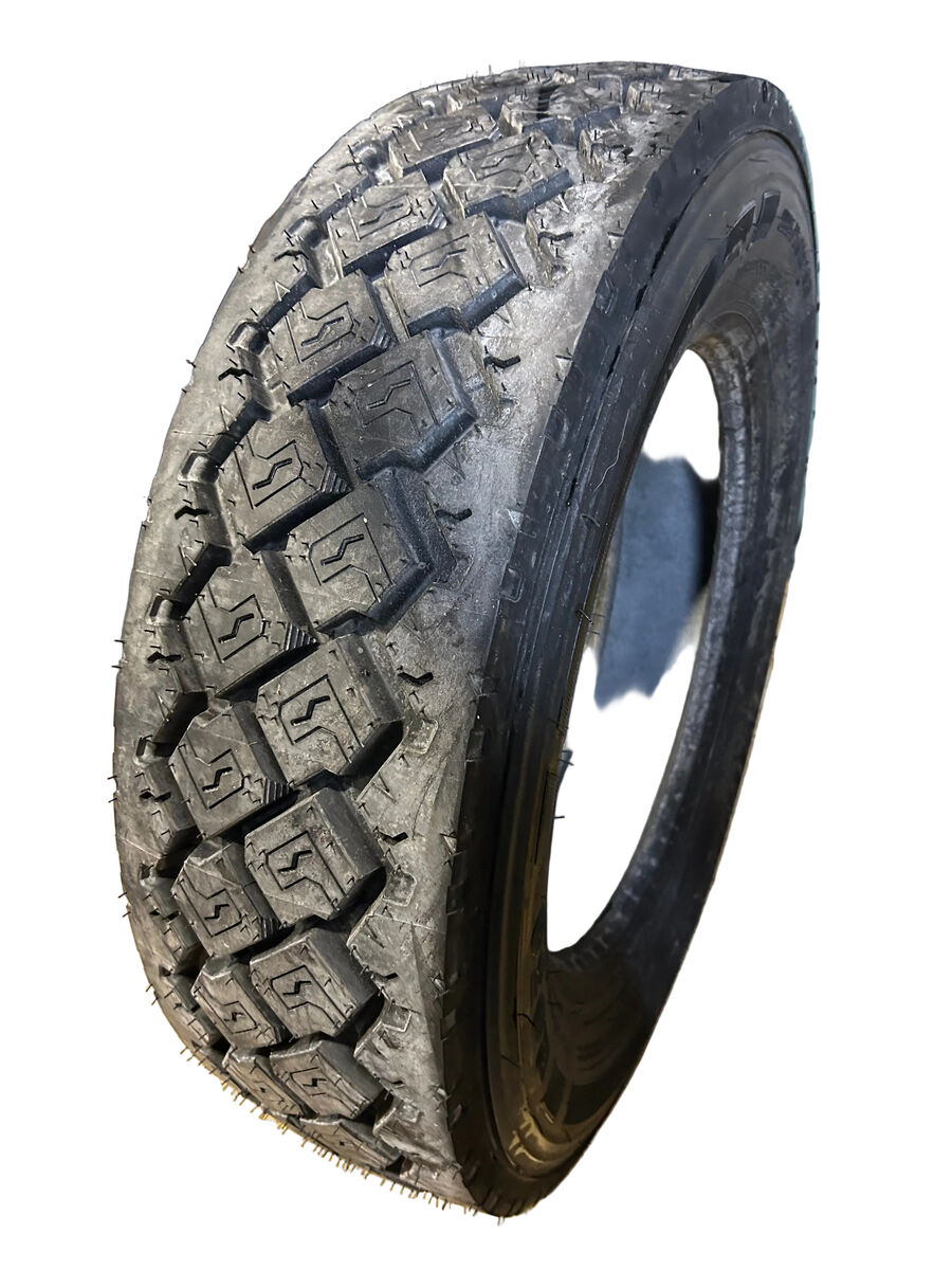 NOS UNIROYAL RD30 BSW 225 70 19.5 128/126L 14PLY COMMERCIAL TIRE 25102