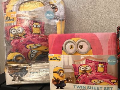 Minions Twin Bedding Set - Comforter & Sheet Set