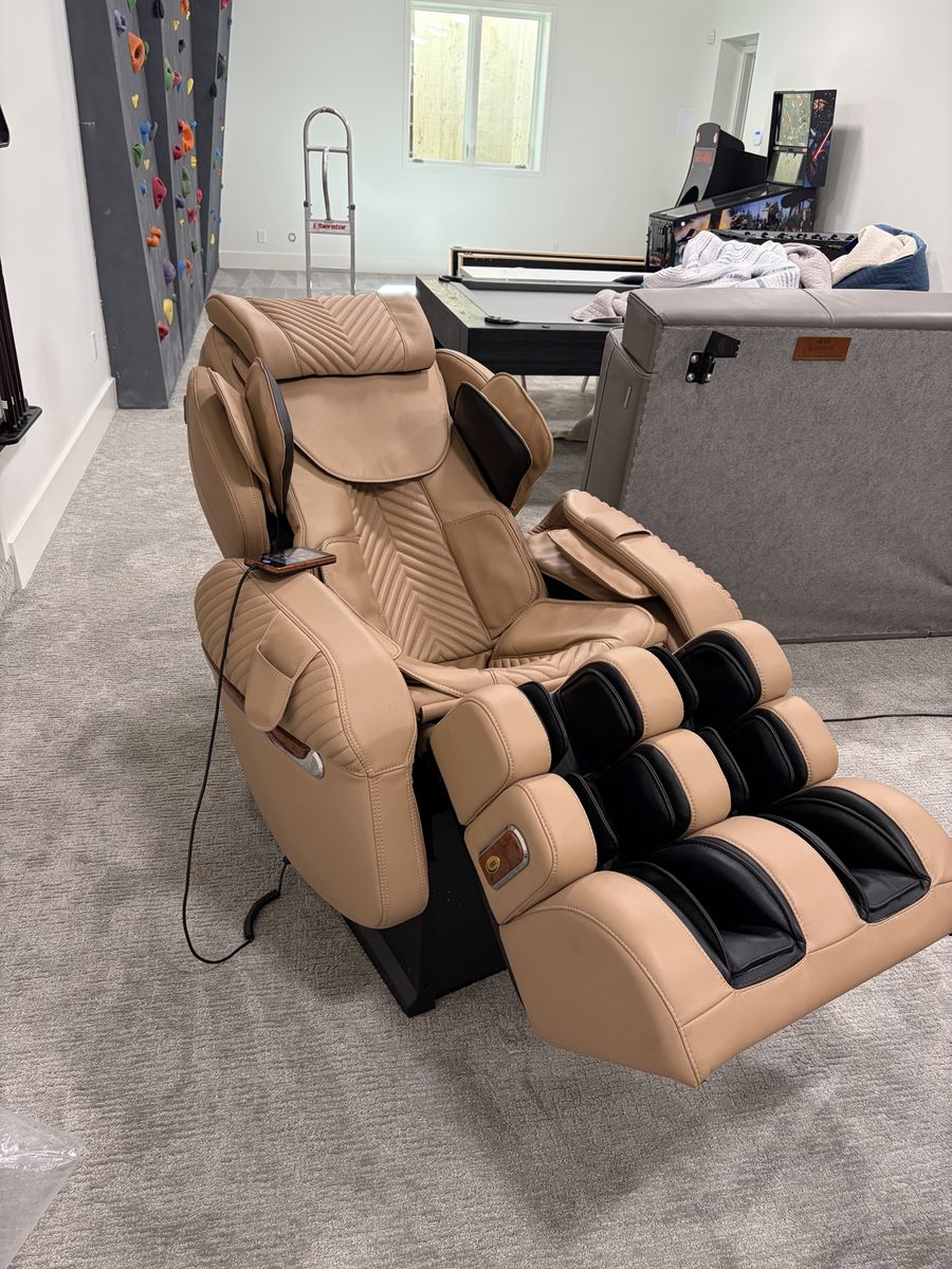 Luraco iRobotics 9 Series Massage Chair