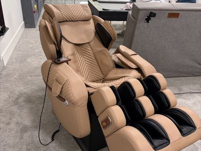 Luraco iRobotics 9 Series Massage Chair