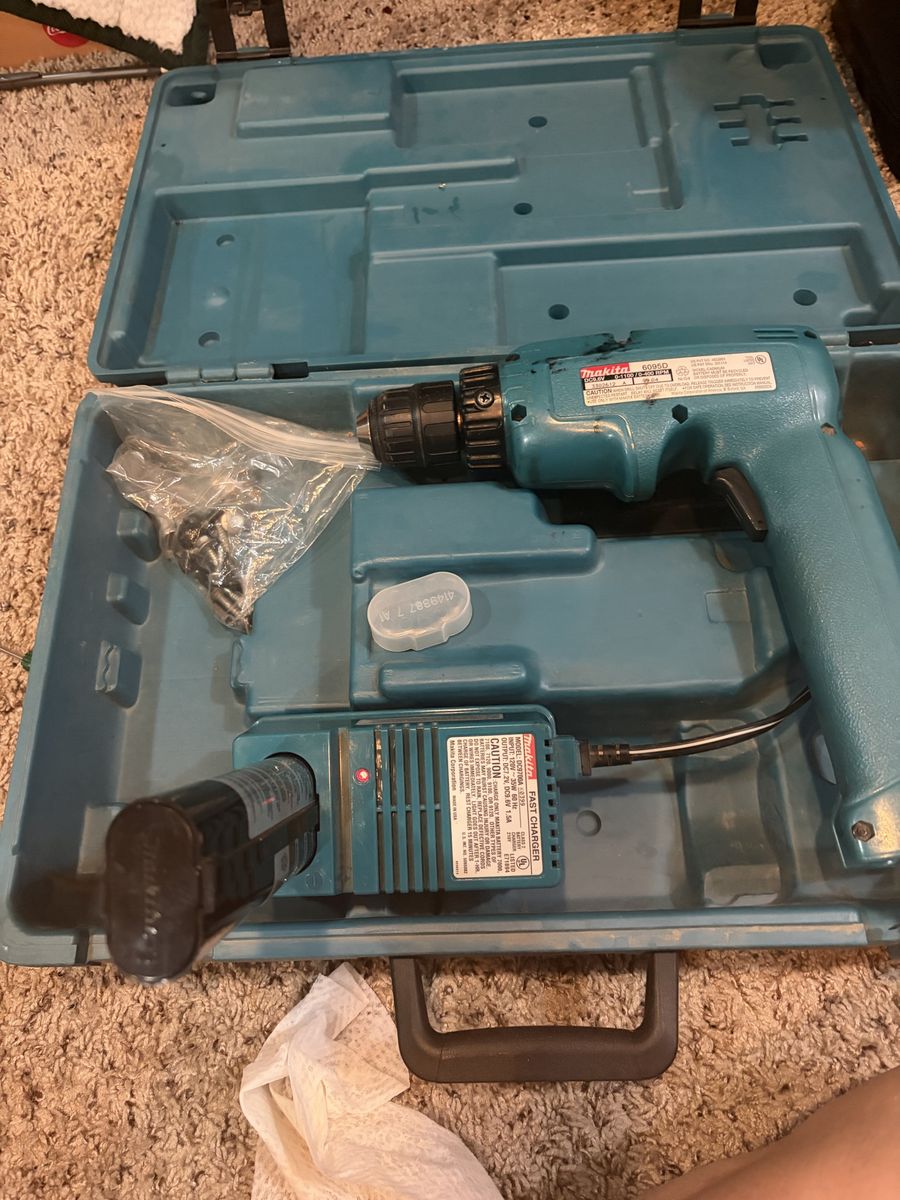 Makita 6095D 9.6V Cordless Drill with Case and Charger