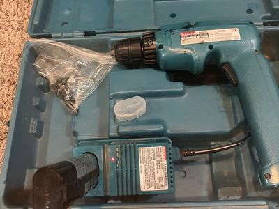Makita 6095D 9.6V Cordless Drill with Case and Charger