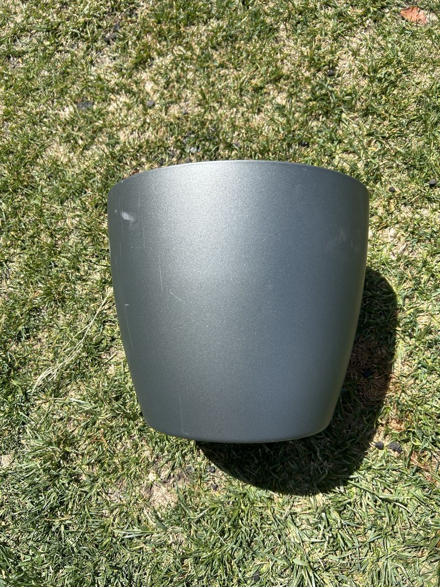Metallic Gray Plastic Planter Pot - Durable & Lightweight Container for Indoor/Outdoor Plants